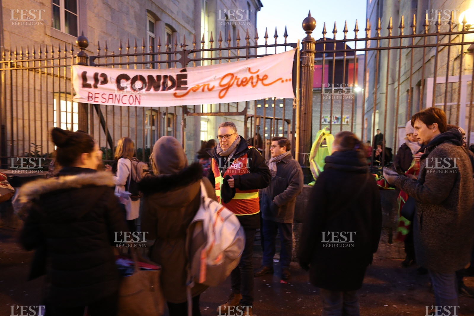 7h30-greve-des-professeurs-au-lycee-conde-1547550873